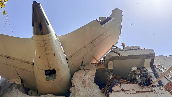 একজন যাত্রী কিছুটা অলৌকিকভাবে রক্ষা পেয়েছেন। এছাড়া বিমানটি লোকালয়ে আছড়ে পড়ায় মৃত্যু হয়েছে বহু মানুষের।