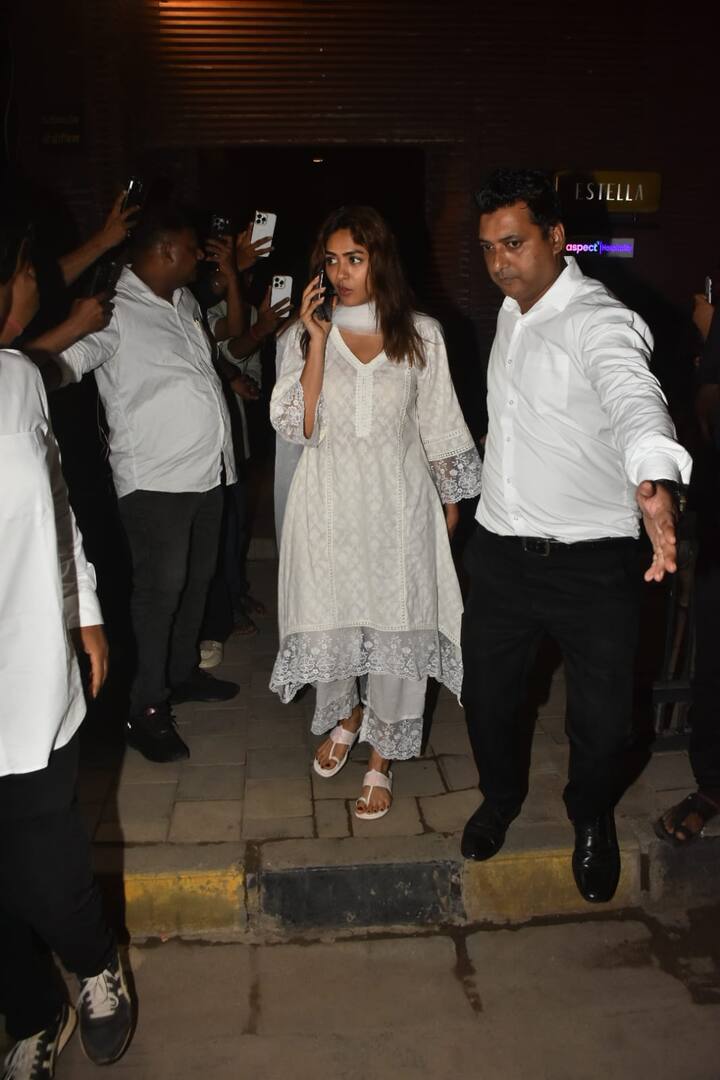 Mrinal Thakur also became a part of this party. He entered the simple and elegant style wearing white chikankari kurta, straight pants and dupatta. He smiled and posed for Papraji.