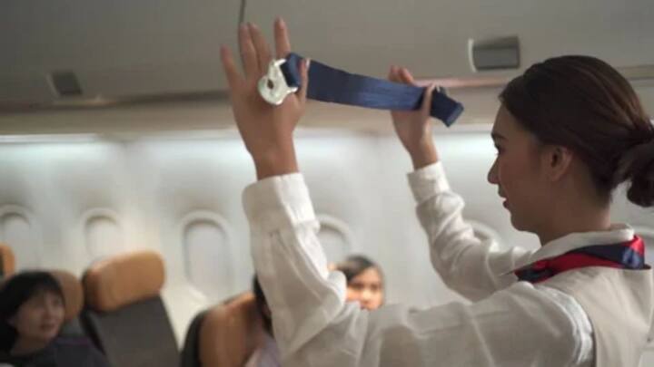 फ्लाइट जब टेकऑफ कर रही हो या लैंडिंग कर रही हो, तो टर्ब्यूलेंस से बचने के लिए सीट बेल्ट का इस्तेमाल बहुत जरूरी होता है. बहुत से लोगों को यह सिर्फ एक फॉर्मेलिटी लगती है. इसीलिए वे ढीली बेल्ट लगाकर बैठ जाते हैं. जबकि ऐसा बिल्कुल नहीं करना चाहिए.