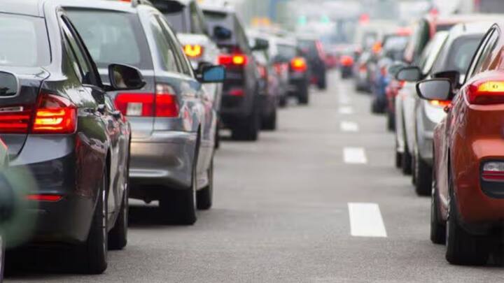 जो कि दूर से ही सड़को पर गुजरने वालों वाहनों की स्पीड का पता कर लेते हैं. कौनसी गाड़ी किस स्पीड पर चल रही है. अगर कोई गाड़ी स्पीड लिमिट से ऊपर चलती है तो फिर कैमरा उसे गाड़ी का नंबर दर्ज करके उसका चालान कर देता है.