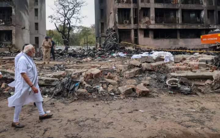 ਪ੍ਰਧਾਨ ਮੰਤਰੀ ਨਰਿੰਦਰ ਮੋਦੀ ਨੇ ਸ਼ੁੱਕਰਵਾਰ ਨੂੰ ਅਹਿਮਦਾਬਾਦ ਵਿੱਚ ਏਅਰ ਇੰਡੀਆ ਦੇ ਜਹਾਜ਼ ਹਾਦਸੇ ਦੇ ਜ਼ਖਮੀ ਨਾਲ ਸਿਵਲ ਹਸਪਤਾਲ ਵਿੱਚ ਮੁਲਾਕਾਤ ਕੀਤੀ। ਮੋਦੀ ਨੇ ਜਹਾਜ਼ ਵਿੱਚ ਸਵਾਰ ਯਾਤਰੀਆਂ ਵਿੱਚੋਂ ਇੱਕੋ ਇੱਕ ਬਚੇ ਵਿਸ਼ਵਾਸ ਕੁਮਾਰ ਰਮੇਸ਼ ਨਾਲ ਵੀ ਮੁਲਾਕਾਤ ਕੀਤੀ।