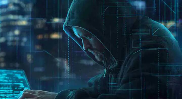 ਇਸ ਤਰ੍ਹਾਂ ਦੀ ਧੋਖਾਧੜੀ ਵਿੱਚ, ਅਪਰਾਧੀ ਗੂਗਲ ਪਲੇ ਸਟੋਰ 'ਤੇ ਨਕਲੀ ਐਪਸ ਦੀ ਵਰਤੋਂ ਕਰਦੇ ਹਨ ਜੋ ਅਸਲੀ ਐਪਸ ਵਰਗੇ ਦਿਖਾਈ ਦਿੰਦੇ ਹਨ। ਜਿਵੇਂ ਹੀ ਇਹ ਐਪਸ ਡਾਊਨਲੋਡ ਕੀਤੇ ਜਾਂਦੇ ਹਨ, 'ਸਾਈਲੈਂਟ ਮਾਲਵੇਅਰ' ਫੋਨ ਵਿੱਚ ਦਾਖਲ ਹੋ ਜਾਂਦਾ ਹੈ। ਇਸ ਤੋਂ ਬਾਅਦ, ਸਿਮ ਕਲੋਨਿੰਗ, ਨੈੱਟਵਰਕ ਹੈਕਿੰਗ ਅਤੇ ਪਬਲਿਕ ਵਾਈ-ਫਾਈ ਵਰਗੇ ਤਰੀਕਿਆਂ ਰਾਹੀਂ ਉਪਭੋਗਤਾ ਦੇ ਬੈਂਕ ਵੇਰਵੇ ਚੋਰੀ ਕੀਤੇ ਜਾਂਦੇ ਹਨ। ਕਿਉਂਕਿ ਇਹ ਸਭ ਚੁੱਪਚਾਪ ਹੁੰਦਾ ਹੈ, ਇਸ ਲਈ ਉਪਭੋਗਤਾ ਨੂੰ ਇਸ ਬਾਰੇ ਉਦੋਂ ਤੱਕ ਪਤਾ ਨਹੀਂ ਲੱਗਦਾ ਜਦੋਂ ਤੱਕ ਨੁਕਸਾਨ ਨਹੀਂ ਹੋ ਜਾਂਦਾ।