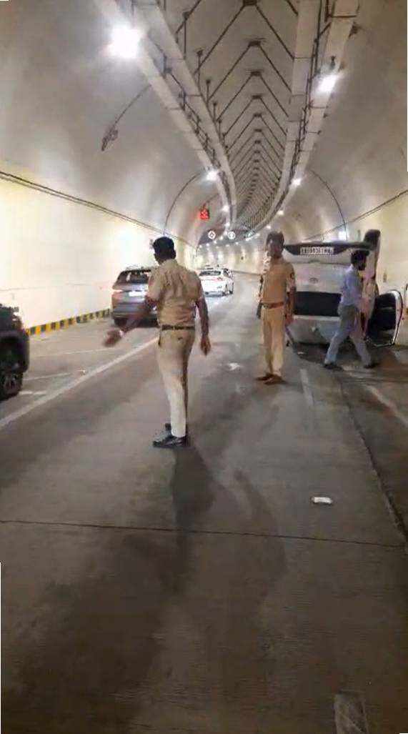 तसेच यावेळी भुयारी मार्गात पॅनिक होऊ न देता व अपघातातील गाडीभोवती ट्राफिक जमा न होऊ देता तेथील ट्रॅफिक सुरळीत केली. टोइंग व्हॅन आल्यावर सदर गाडी पलटली असल्यामुळे दुसऱ्या वाहन चालकांची मदत घेऊन सदर वाहन सरळ करून टोइंग करण्याची मदत केली.