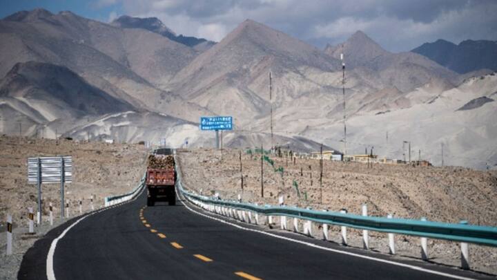 वन बेल्ट वन रोड चीन का एक प्रोजेक्ट है. इसका मकसद एशिया और यूरोप की कई सड़कों को सड़क, रेल और जलमार्ग से जोड़ना था. जिसकी लागत 900 अरब डॉलर है.