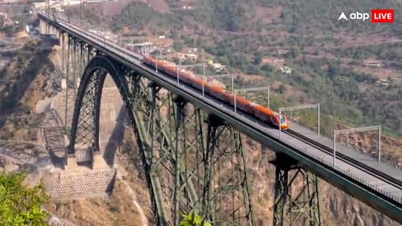 कटरा से श्रीनगर जाने वाली वंदे भारत ट्रेन में सीटों की मारामारी, जुलाई तक बुकिंग हुई फुल कटरा से श्रीनगर जाने वाली वंदे भारत ट्रेन में सीटों की मारामारी, जुलाई तक बुकिंग हुई फुल