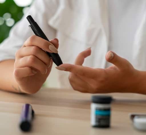 ਗਿਲੋਅ ਦਾ ਰਸ ਰੋਜ਼ ਪੀਣ ਨਾਲ ਖੂਨ ਵਿੱਚ ਸ਼ੂਗਰ ਦੀ ਮਾਤਰਾ ਨਿਯੰਤਰਿਤ ਰਹਿੰਦੀ ਹੈ। ਇਹ ਕੁਦਰਤੀ ਢੰਗ ਨਾਲ ਡਾਇਬੀਟੀਜ਼ ਨੂੰ ਕੰਟਰੋਲ ਕਰਨ ਵਿੱਚ ਮਦਦਗਾਰ ਹੈ।