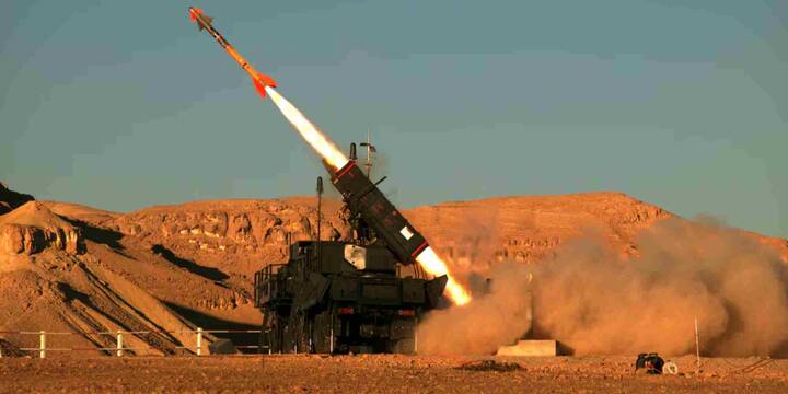 इज़रायल ने न केवल ड्रोन और मिसाइल, बल्कि साइबर वॉरफेयर, इलेक्ट्रॉनिक जामिंग, एआई आधारित सर्विलांस और ऑटोनॉमस हथियारों में भी महारत हासिल की है. उसकी तकनीक इतनी सटीक है कि वो दुश्मन की हर चाल को पहले ही भांप लेती है और उसका तोड़ तैयार कर लेती है.