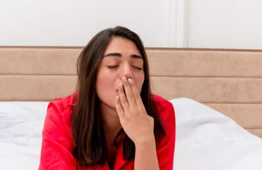 बिना पर्याप्त नींद लिए: अगर आप रात भर जागकर सुबह ब्लड डोनेट करने जाते हैं, तो यह आपकी सेहत पर भारी पड़ सकता है. नींद की कमी से शरीर कमजोर होता है और चक्कर, थकान या ब्लकआउट जैसे लक्षण दिख सकते हैं.