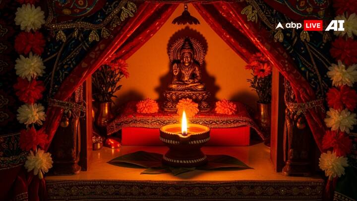 मंदिर में स्थित हनुमान जी के चरणों का सिंदूर को घर के मुख्य द्वार पर स्वास्तिक बनाने से घर में बुरी शक्तियों का प्रवेश नहीं होता है.