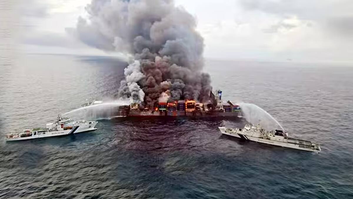 கேரள கடலில் தீ விபத்து: சிங்கப்பூர் கப்பல் மூழ்கும் அபாயம், மீட்புப் பணியில் கடற்படை தீவிரம்!