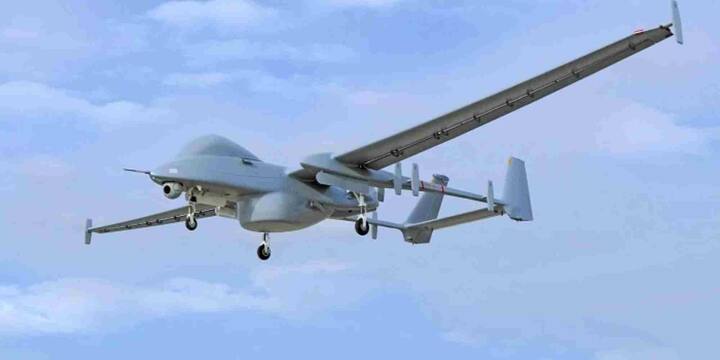 इन ड्रोन्स की खासियत यह है कि ये बेहद शांत रहते हैं, रडार से बचकर उड़ सकते हैं और इनमें एआई तकनीक का भी इस्तेमाल होता है जिससे ये खुद निर्णय लेकर हमला कर सकते हैं. इज़रायल ने अपने ड्रोन सिस्टम को इतने उन्नत स्तर पर पहुंचा दिया है कि दुश्मन को पता ही नहीं चलता कि कब और कहां से हमला हुआ.