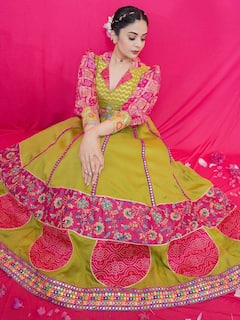 Sreemukhi: కలువ అందాల శ్రీముఖి - ట్రెడిషనల్ లుక్‍లో అదరగొట్టేసిందిగా..