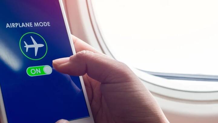 इलेक्ट्रॉनिक डिवाइस को फ्लाइट मोड पर रखना जरूरी होता है. ऐसा इसलिए किया जाता है ताकि फ्लाइट की नेविगेशन और कम्युनिकेशन सिस्टम में किसी तरह का दखल न हो. टेकऑफ और लैंडिंग के दौरान डिवाइस से निकलने वाले सिग्नल कम्युनिकेशन में रुकावट डाल सकते हैं.