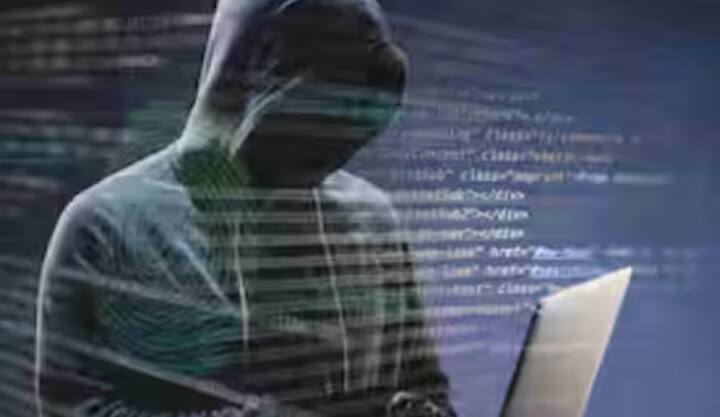 ਸਿਰਫ਼ ਇੱਕ ਹਫ਼ਤੇ ਵਿੱਚ ਅਜਿਹੇ 11 ਮਾਮਲੇ ਸਾਹਮਣੇ ਆਉਣ ਤੋਂ ਬਾਅਦ, ਖਾਸ ਕਰਕੇ ਬਜ਼ੁਰਗਾਂ ਅਤੇ ਔਰਤਾਂ ਵਿੱਚ ਡਰ ਦਾ ਮਾਹੌਲ ਹੈ। ਲੋਕ ਹੁਣ ਮੋਬਾਈਲ ਬੈਂਕਿੰਗ ਅਤੇ ਡਿਜੀਟਲ ਲੈਣ-ਦੇਣ ਨੂੰ ਲੈ ਕੇ ਅਸਹਿਜ ਮਹਿਸੂਸ ਕਰ ਰਹੇ ਹਨ। ਇਹ ਘਟਨਾਵਾਂ ਨਾ ਸਿਰਫ਼ ਬੈਂਕਿੰਗ ਪ੍ਰਣਾਲੀ ਦੀ ਸੁਰੱਖਿਆ 'ਤੇ ਸਵਾਲ ਖੜ੍ਹੇ ਕਰਦੀਆਂ ਹਨ ਬਲਕਿ ਬੈਂਕਾਂ ਦੀ ਲਾਪਰਵਾਹੀ ਨੂੰ ਵੀ ਸਾਹਮਣੇ ਲਿਆਉਂਦੀਆਂ ਹਨ, ਕਿਉਂਕਿ ਬਹੁਤ ਸਾਰੇ ਪੀੜਤਾਂ ਦਾ ਕਹਿਣਾ ਹੈ ਕਿ ਉਨ੍ਹਾਂ ਨੂੰ ਲੈਣ-ਦੇਣ ਦੀ ਚੇਤਾਵਨੀ ਬਹੁਤ ਦੇਰ ਨਾਲ ਮਿਲੀ ਜਾਂ ਕੋਈ ਚੇਤਾਵਨੀ ਬਿਲਕੁਲ ਨਹੀਂ ਆਈ।