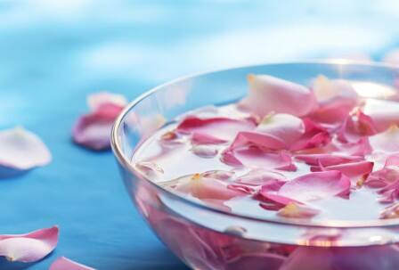 गुलाब की पंखुड़ियां: गुलाब की पंखुड़ियां रंग और सॉफ्टनेस देती हैं, जबकि दूध नमी बनाए रखता है. गुलाब की पंखुड़ियों को दूध में भिगोकर पेस्ट बनाएं और होंठों पर लगाएं.