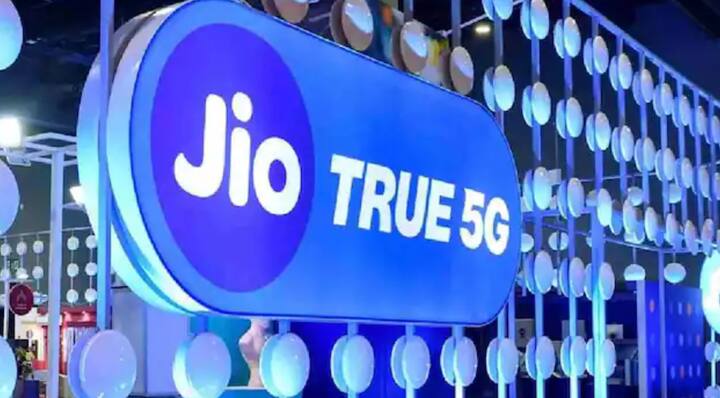 ਜੇਕਰ ਅਸੀਂ Jio ਬਾਰੇ ਗੱਲ ਕਰੀਏ, ਤਾਂ ਇਹ 335 ਰੁਪਏ ਵਿੱਚ 30 ਦਿਨਾਂ ਦੀ ਵੈਧਤਾ ਵਾਲਾ ਪਲਾਨ ਪੇਸ਼ ਕਰ ਰਿਹਾ ਹੈ। ਇਸ ਪਲਾਨ ਵਿੱਚ, ਗਾਹਕਾਂ ਨੂੰ ਹਰ ਰੋਜ਼ ਕੁੱਲ 25GB ਡੇਟਾ, ਅਸੀਮਤ ਕਾਲਿੰਗ ਅਤੇ 100 ਮੁਫ਼ਤ SMS ਮਿਲਦੇ ਹਨ। ਇਸ ਤੋਂ ਇਲਾਵਾ, ਉਪਭੋਗਤਾਵਾਂ ਨੂੰ Jio Hotstar ਅਤੇ Jio Cloud ਵਰਗੇ Jio ਐਪਸ ਤੱਕ ਮੁਫ਼ਤ ਪਹੁੰਚ ਵੀ ਮਿਲਦੀ ਹੈ ਜੋ ਮਨੋਰੰਜਨ ਅਤੇ ਡਾਟਾ ਸਟੋਰੇਜ ਸਹੂਲਤਾਂ ਪ੍ਰਦਾਨ ਕਰਦੇ ਹਨ।