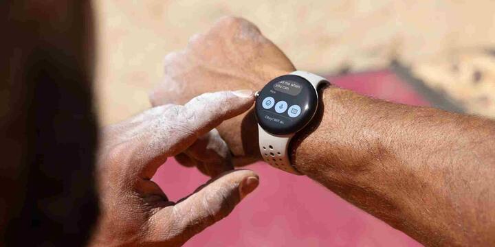 अलर्ट किस तरह से स्मार्टवॉच स्क्रीन पर दिखेगा, इसकी पुष्टि अभी तक नहीं हुई है लेकिन उम्मीद की जा रही है कि यह उसी तरह होगा जैसा कि एंड्रॉयड फोनों पर दिखता है जैसे अनुमानित तीव्रता और भूकंप के केंद्र से आपकी दूरी. हल्के झटकों के लिए सामान्य नोटिफिकेशन आएगा जो फोन या घड़ी की मौजूदा सेटिंग्स को प्रभावित नहीं करेगा लेकिन तेज़ भूकंप के समय ज़ोरदार अलर्ट और विजुअल चेतावनी दी जा सकती है, चाहे डिवाइस 'डू नॉट डिस्टर्ब' मोड में ही क्यों न हो.