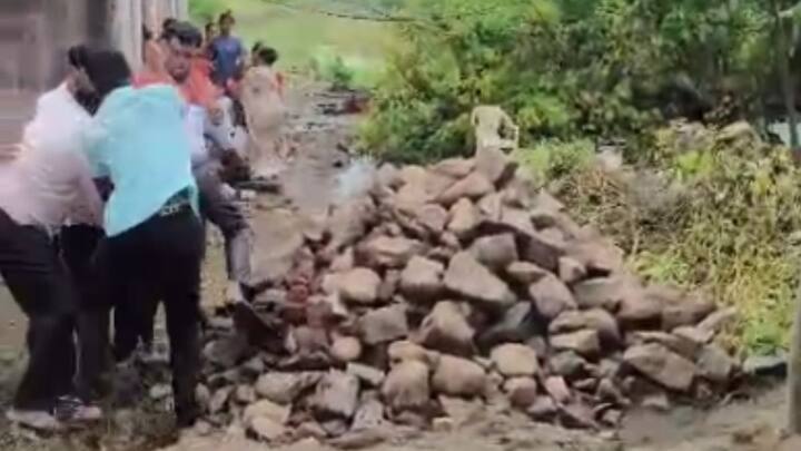 यावेळी सचिन पाटील यांच्या कुटुंबीयातील महिलांनी मारहाणीपासून वाचवण्याचा प्रयत्न केला.