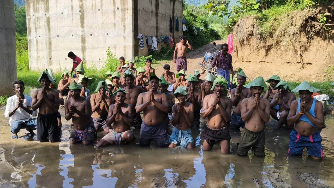 Vizag Latest News: మా గ్రామానికి రోడ్డు వేయండి -విశాఖ మన్యంలో గిరిజనుల అర్థనగ్న నిరసన