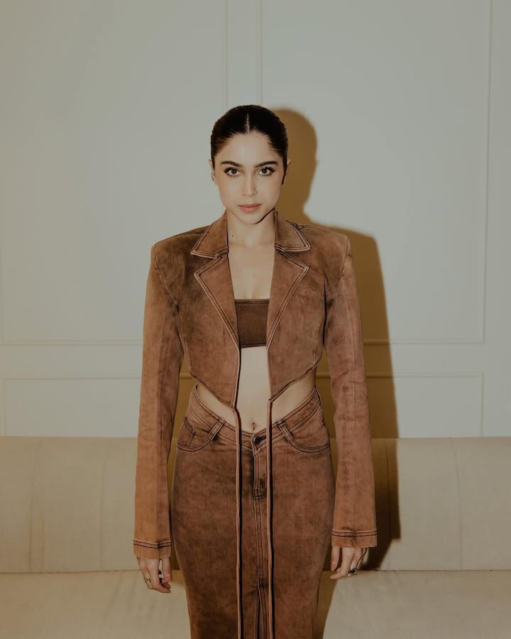 If there is a party in your office. So you can wear Bralette and matching blazer with bodyfit skirt like an actress. Seeing your look, no one will look from you.