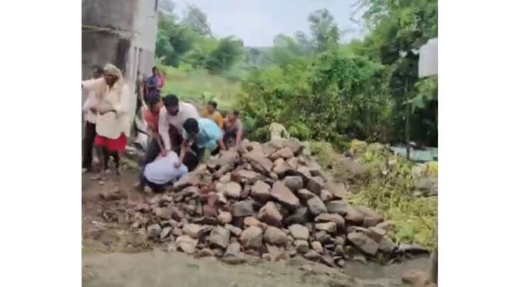 जागेच्या वादातून या हाणामारीला सुरुवात झाली.