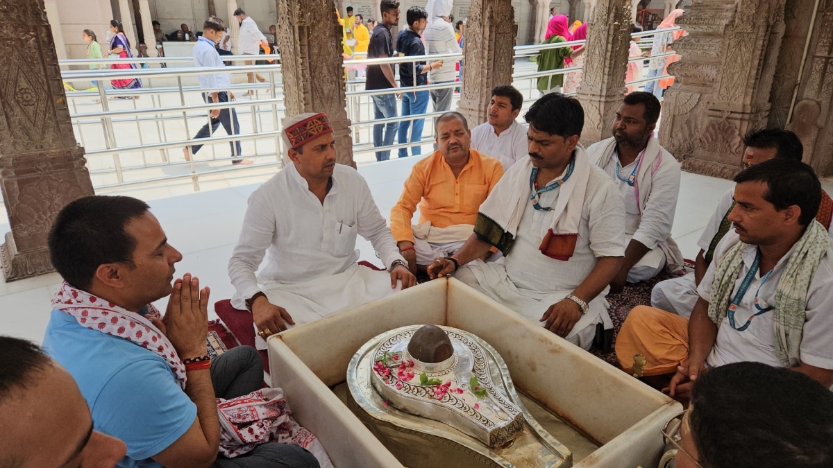 काशी विश्वनाथ धाम में अहमदाबाद विमान हादसे के मृतकों को श्रद्धांजलि, शांति पाठ का किया आयोजन