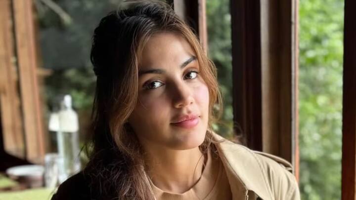 কিন্তু সময়ের সঙ্গে নিজেকে গুছিয়ে নিয়েছেন রিয়া। ছবিতে সেভাবে সুযোগ না পেলেও, টিভিতে নিয়মিত দেখা যাচ্ছে তাঁকে। নিজের পডকাস্টও শুরু করেছেন। তবে ব্যবসাতেও বেশ সাফল্য পেতে শুরু করেছেন তিনি।