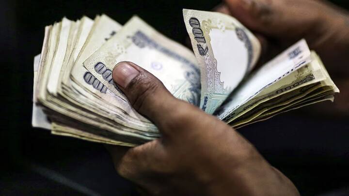 कोई भी जब किसी को बड़ी रकम देता है. तो ज्यादातर मौकों पर देखा गया है कि वह चेक ही देता है. चेक कई तरह के होते हैं. अगर बात की जाए तो कुल नौ तरह के बैंक चेक होते हैं. कई बार देखा गया है कि लोग फर्जी चेक पकड़ा देते हैं.