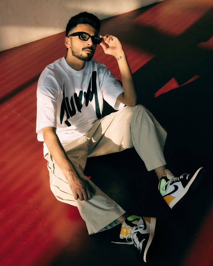 रिपोर्ट के अनुसार अनिरुद्ध ने जवान के लिए 10 करोड़ रुपए लिए थे. वहीं, कहा जाता है कि एक फिल्म के लिए एआर रहमान करीब 8 करोड़ फीस लेते हैं.