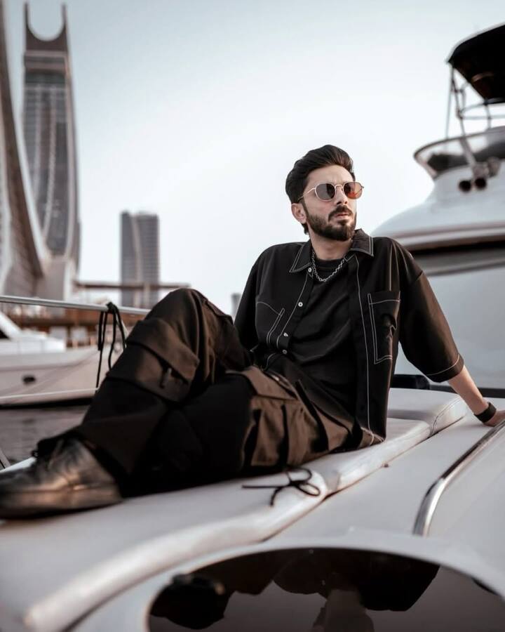 अनिरुद्ध रविचंदर एक फेमस म्यूजिक डायरेक्टर, सिंगर और कंपोजर हैं, जो साउथ इंडिया से आते हैं. उन्हें पहली बार 2011 में रिलीज हुए सुपरहिट गाने 'वाय दिस कोलावेरी डी' से जबरदस्त पहचान मिली थी. इस गाने ने उन्हें रातों-रात स्टार बना दिया.