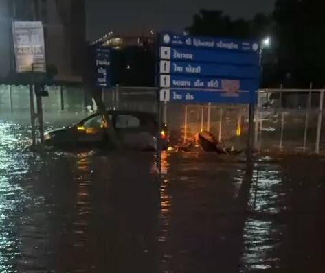 રાજકોટ શહેરના લલુડી વોંકળા વિસ્તાર ,રૈયા ગામ ,સાધુ વાસવાણી રોડ ,મવડી વિસ્તાર , પોપટપરા વિસ્તારમાં વધુ પાણી ભરાયા છે.  ભારે પવન અને વરસાદને કારણે શહેરમાં 5 જેટલા સ્થળોએ વૃક્ષ પડવાની ઘટનાઓ બની છે.   સદનસીબે કોઈ જાનહાનિના સમાચાર નથી.