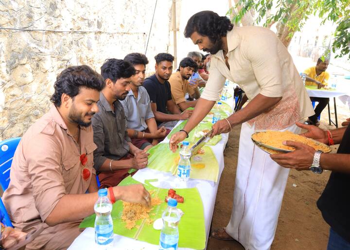 சண்முக பாண்டியன் நடித்துவந்த கொம்புசீவி படத்தின் படப்பிடிப்பு நிறைவடைந்ததை தொடர்ந்து சண்முக பாண்டியன் படக்குழு அனைவரையும் கௌரவித்துள்ளார்.