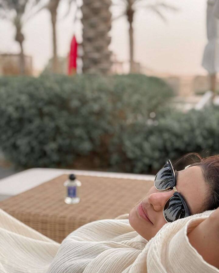 'ఏ అల కూడా ఉండదు. ఏ తుపాను కూడా ఆగదు. అన్నీ దాటిపోవాలి. తర్వాత తమ దారిని వెతుక్కోవాలి.' అంటూ ఈ ఫోటోస్కు క్యాప్షన్ ఇచ్చారు. ఓ వైపు వెకేషన్ ఎంజాయ్ చేస్తూ పలు ప్రొడక్ట్స్కు ప్రమోషన్ చేస్తున్నారు సమంత.