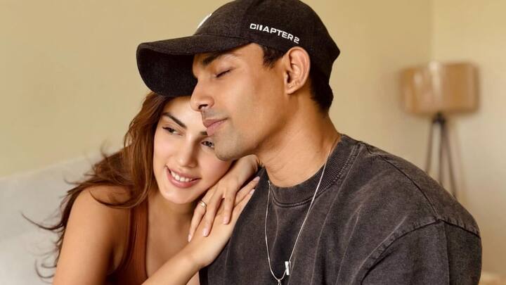 ভাইকে পাশে নিয়ে রিয়া বলেন, “যে দুর্ভাগ্য়জনক পরিস্থিতির মধ্যে দিয়ে যেতে হয়েছিল আমাদের… আমাদের কেরিয়ার নষ্ট হয়ে যায়। আমার কাজ পাওয়া বন্ধ হয়ে যায়। যে শৌভিকের CAT স্কোর ছিল ৯০ শতাংশ, যে নামী বিশ্ববিদ্যালয়ে সুযোগ পেয়েছিল, পড়াশোনা শুরুর আগেই গ্রেফতার হতে হয় তাকে।”