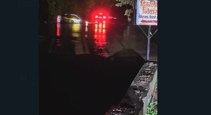 पिंपरी चिंचवडमध्ये रस्त्यावर धावणारी वाहनं, ओढ्याच्या प्रवाहाने ओढून घेतली.