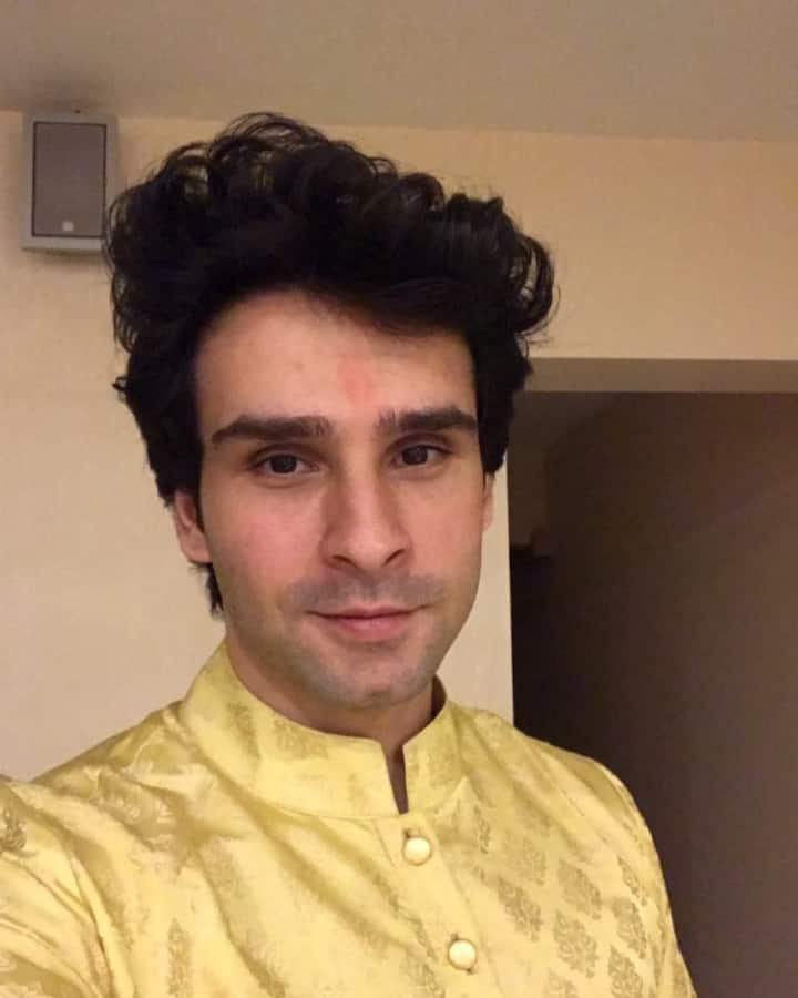 इस फिल्म के बाद गिरीश ने लवशुदा में काम किया. हालांकि उनकी दोनों ही फिल्में फ्लॉप साबित हुई. इसके बाद उन्होंने फिल्मी पर्दे को अलविदा कहने का फैसला किया.