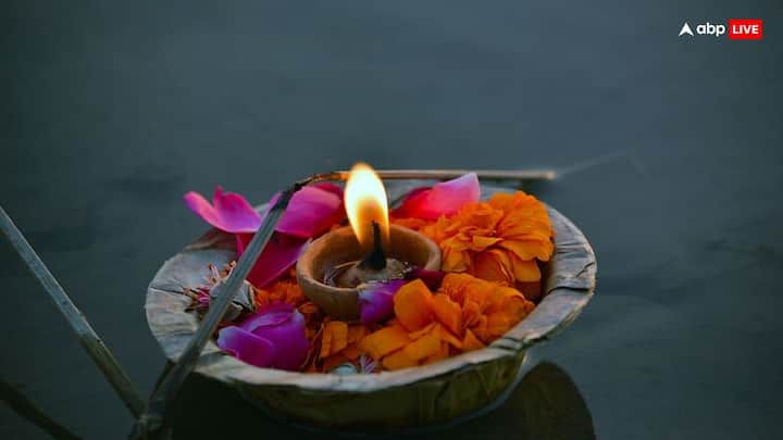 On the night of Amavasya, leave 5 red flowers and 5 burning lamps in the water of the flowing river. It is believed that these measures calms the anti -enemy and the enemy, they do not come to work.