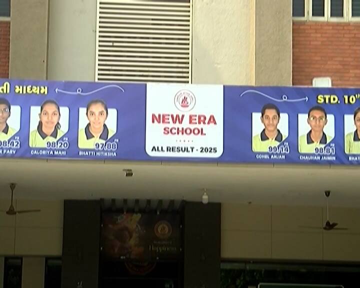 પૂર્વ મુખ્યમંત્રી વિજયભાઈ રૂપાણી અને વિમાન દુર્ઘટનાના મૃતકોને શ્રદ્ધાંજલિ આપવા ખાનગી શાળાઓ બંધ છે. વહેલી સવારથી રાજકોટની તમામ શાળાઓ સજ્જડ બંધ પાળ્યો હતો. પૂર્વ મુખ્યમંત્રી વિજયભાઈ રૂપાણીનું ઋણ ચૂકવવા માટે ખાનગી શાળા સંચાલક મંડળે નિર્ણય કર્યો હતો. વિજયભાઈ મુખ્યમંત્રી હતા ત્યારે ખાનગી શાળાઓના અનેક પ્રશ્નો ઉકેલ્યા હતા.