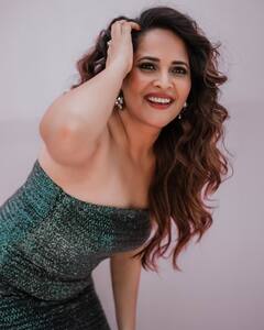 Anasuya Bharadwaj: అనసూయ స్టైల్ కిర్రాక్ ఉంది కదూ... బాడీకాన్ డ్రస్‌లో బ్యూటీ ఫోటోలు చూడండి