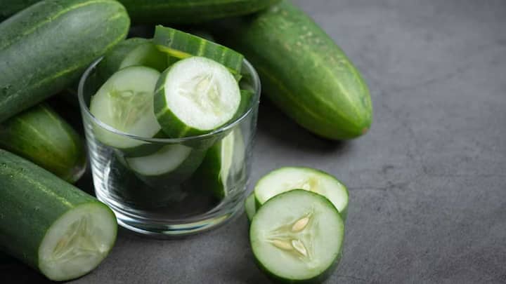 दही के साथ खीरा भूलकर भी ना खाएं क्योंकि ये खतरनाक हो सकता है.कई लोग खीरे का रायता खाना काफी पसंद करते हैं, लेकिन ये सही नहीं है. खीरे के साथ दही खाने से पाचन खराब हो सकता है और बुखार भी आ सकता है,  या इम्यूनिटी कमजोर हो सकती है.