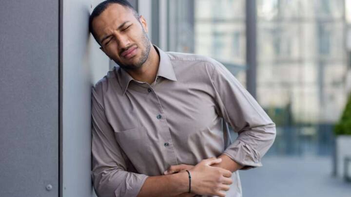 गर्मियों में उन लोगों को कच्चा लहसुन नहीं खाना चाहिए, जिनका  पाचन कमजोर हो या एसिडिटी की शिकायत हो, लहसुन गर्म तासीर का होता है. इसको खाने  शरीर में गर्मी बढ़ सकती है, जिससे पेट में जलन, घबराहट या एसिडिटी हो सकती है. इसके साथ ही डायरिया से पीड़ित लोगों के लिए कच्चा लहसुन खाना खतरनाक हो सकता है. लहसुन में सल्फर होता है, जिससे गैस बनती है और इससे दस्त की परेशानी बढ़ सकती है.