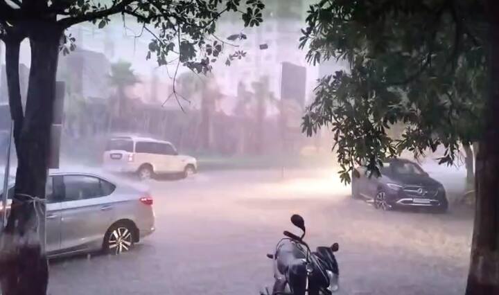 સાંજના સમયે ભારે વરસાદના પગલે લોકોને વાહન ચલાવવામાં પણ મુશ્કેલી પડી રહી છે.  રાજકોટના સાધુ વાસવાણી રોડ સહિતના વિસ્તારોમાં વરસાદને લઈને પાણી ભરાયા છે.