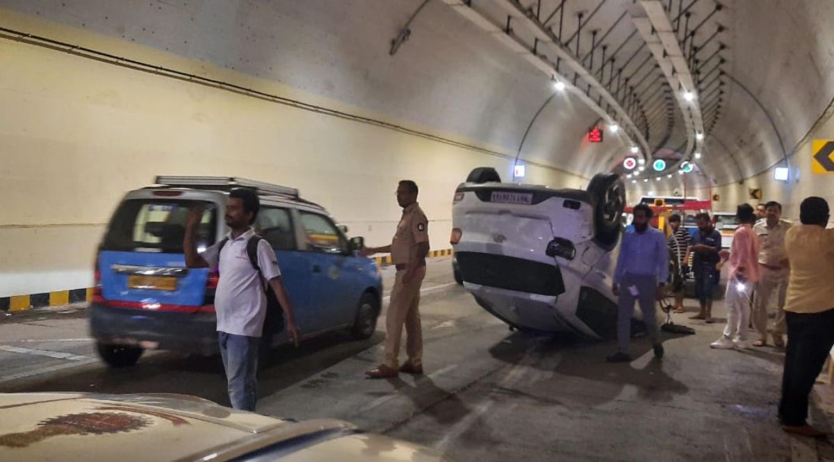कोस्टल रोड पर बारिश में गाड़ी पलटी, तस्वीर आई सामने, मुंबई सेंट्रल RTO के टैक्सी स्क्वॉड ने की मदद