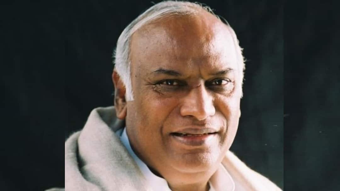 'Transform Kalyana Karnataka Like Mysuru, Bengaluru': Kharge Tells Siddaramaiah, Shivakumar Transform Kalyana Karnataka Like Mysuru, Bengaluru Kharge Urges Siddaramaiah, Shivakumar 'Transform Kalyana Karnataka Like Mysuru, Bengaluru': Kharge Tells Siddaramaiah, Shivakumar