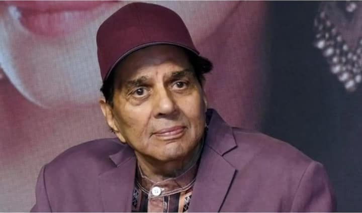 Shabana Azmi had told in the interview that she did not hesitate while doing the scene with Dharmendra because she is very gentle and professional.