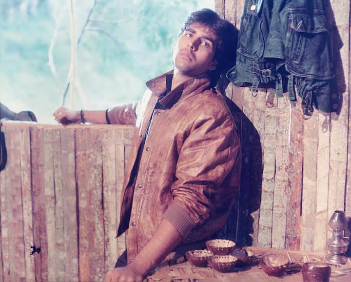 When Akshay signed his first film, he gave the first signing amount of his earnings to his mother Aruna Bhatia.
