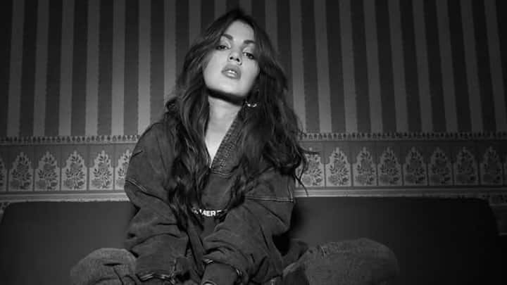 এতদিন অনলাইন ব্যবসা করলেও, গত সপ্তাহেই মুম্বইয়ে নিজেদের রিটেল স্টোর খুলেছেন রিয়া এবং শৌভিক। মূলত টিশার্ট, হুডি, ব্যাগি জিনস তৈরি করে Chapter 2 Drip. সঙ্গে থাকে সামাজিক উক্তি, যার জন্য সাধারণ মানুষকেও আহ্বান জানানো হয়।