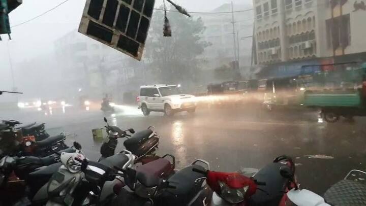 અમરેલીની (Amreli) જેમ જ દાહોદ (Dahod) જિલ્લામાં પણ મેઘરાજાએ (Rain God) ધડબડાટી બોલાવી હતી. દાહોદ (Dahod) શહેર અને ગ્રામ્ય વિસ્તારોમાં ગાજવીજ સાથે વરસાદ (Thunderstorm with rain) નોંધાયો છે.