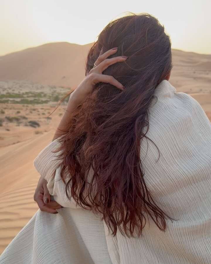 ఇటీవల అబుదాబిలో ఎంజాయ్ చేసిన ఫోటోస్ షేర్ చేయగా.. తాజాగా నేచుర్ ఎంజాయ్ చేస్తున్న ఫోటోస్ షేర్ చేయగా వైరల్ అవుతున్నాయి. ఎడారి అందాలు వీక్షిస్తూ క్యూట్ లుక్స్తో అదరగొట్టారు సామ్.