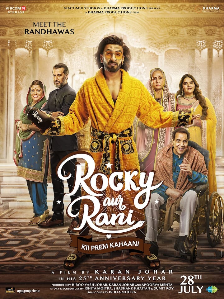 At the same time, Dharmendra was 87 years old, but he played that scene so well in a romantic style that the fans once again remembered his old age.